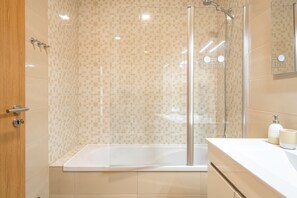 Shower, hair dryer, bidet, towels