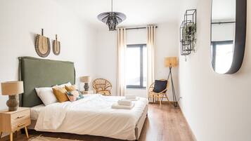 2 slaapkamers, een bureau, een strijkplank/strijkijzer, beddengoed