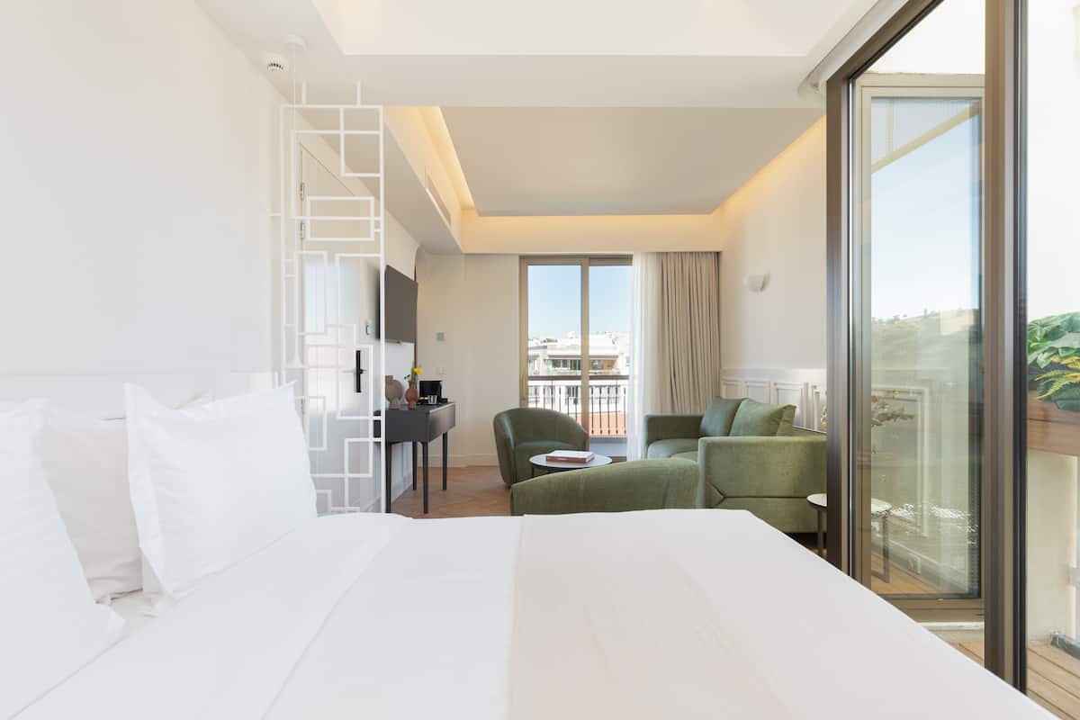 Deluxe Suite Acropolis View | Premium bedding, down comforters, pillowtop beds, minibar