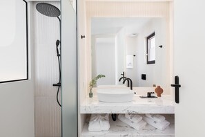 Superior Double Room Acropolis View | Baño | Ducha, artículos de higiene personal ecológicos y secador de pelo