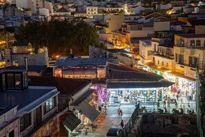 Majoituspaikan julkisivu illalla/yöllä