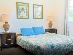 5 Schlafzimmer, Schreibtisch, Bügeleisen/Bügelbrett, Reisekinderbett