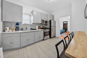 Kylskåp, mikrovågsugn, ugn och spishäll