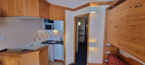 Interior - 10m from ski slopes, view ski slopes, terrace, balcony, tv, ski locker, 26m², La Plagne (Aime)