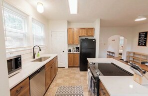 Private kitchen - Your home when in Indy. 10 minutes to downtown (Indianapolis)