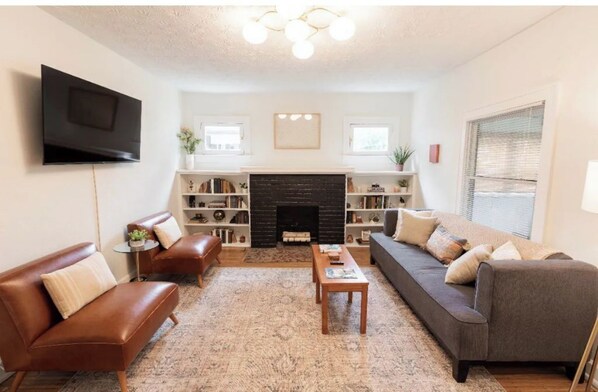 Living area - Your home when in Indy. 10 minutes to downtown (Indianapolis)