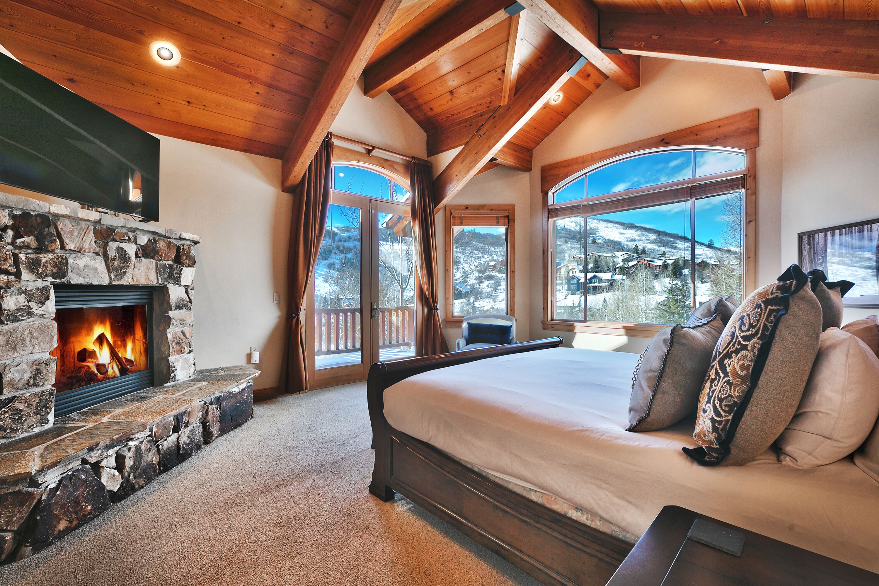 5 bedrooms, desk, iron/ironing board, Internet