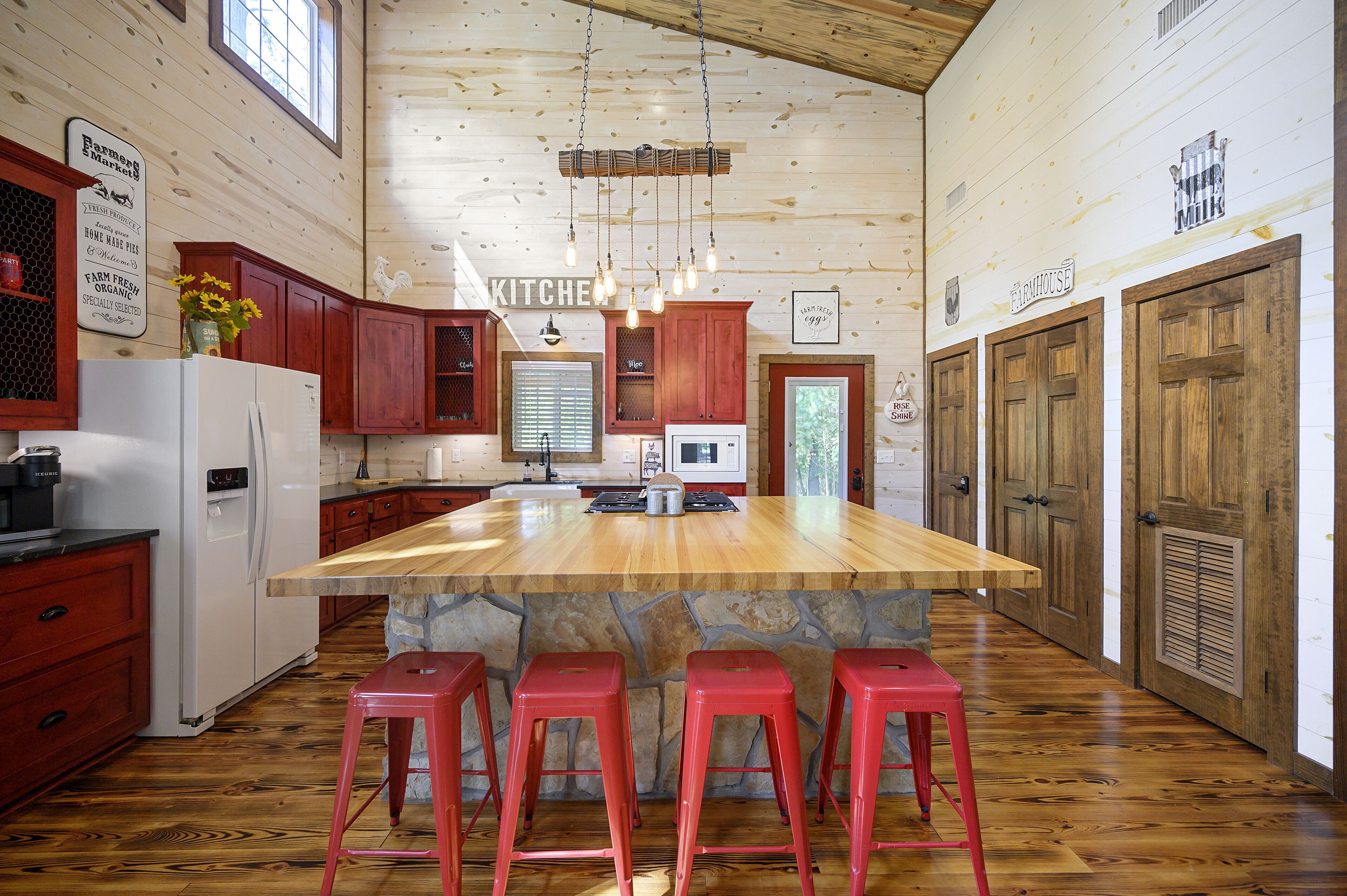 Fancy Farmhouse - 1-Bedroom w/ Hot Tub, Soaking Tub, Walk-In Shower, Grill