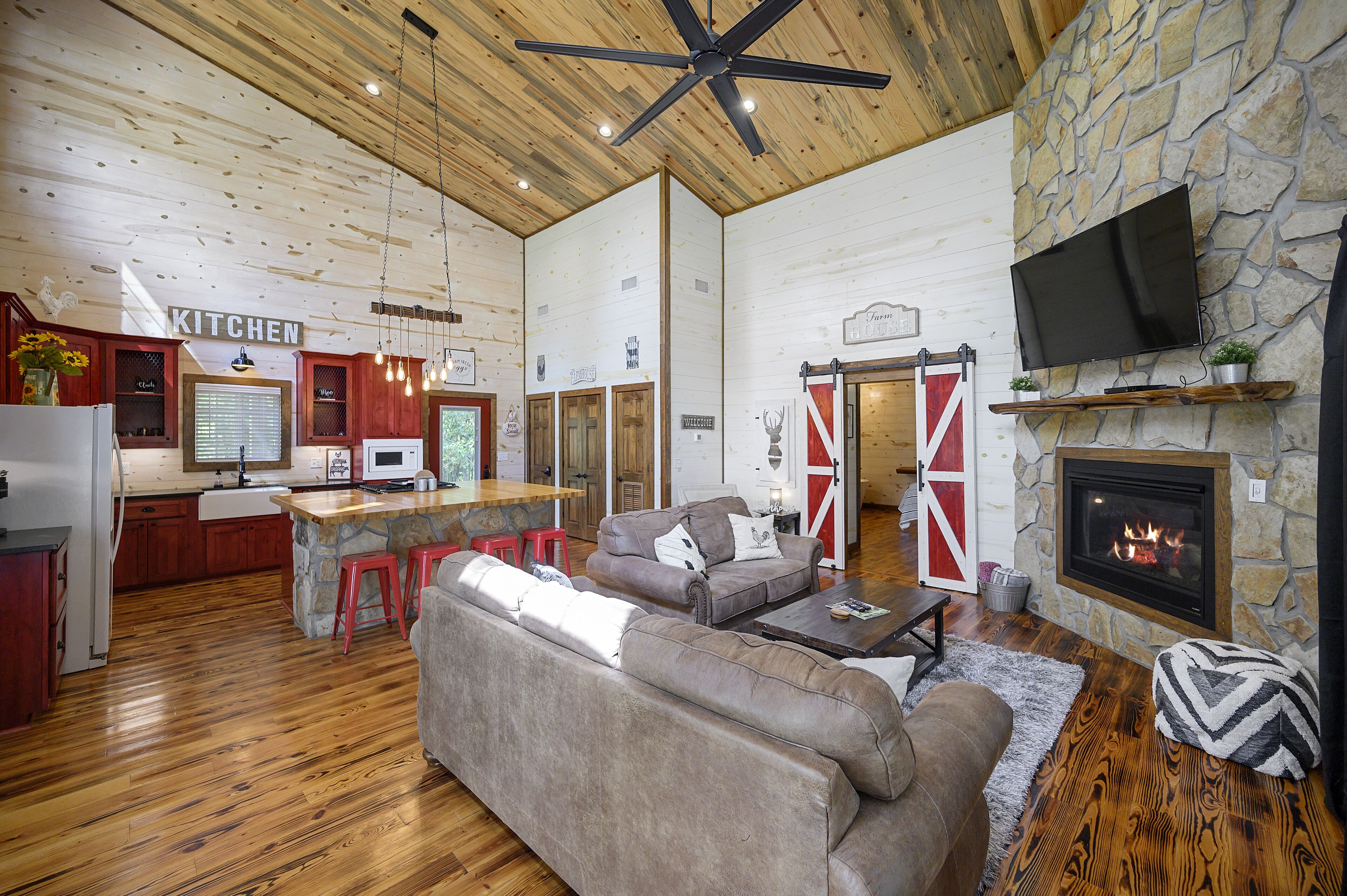 Fancy Farmhouse - 1-Bedroom w/ Hot Tub, Soaking Tub, Walk-In Shower, Grill