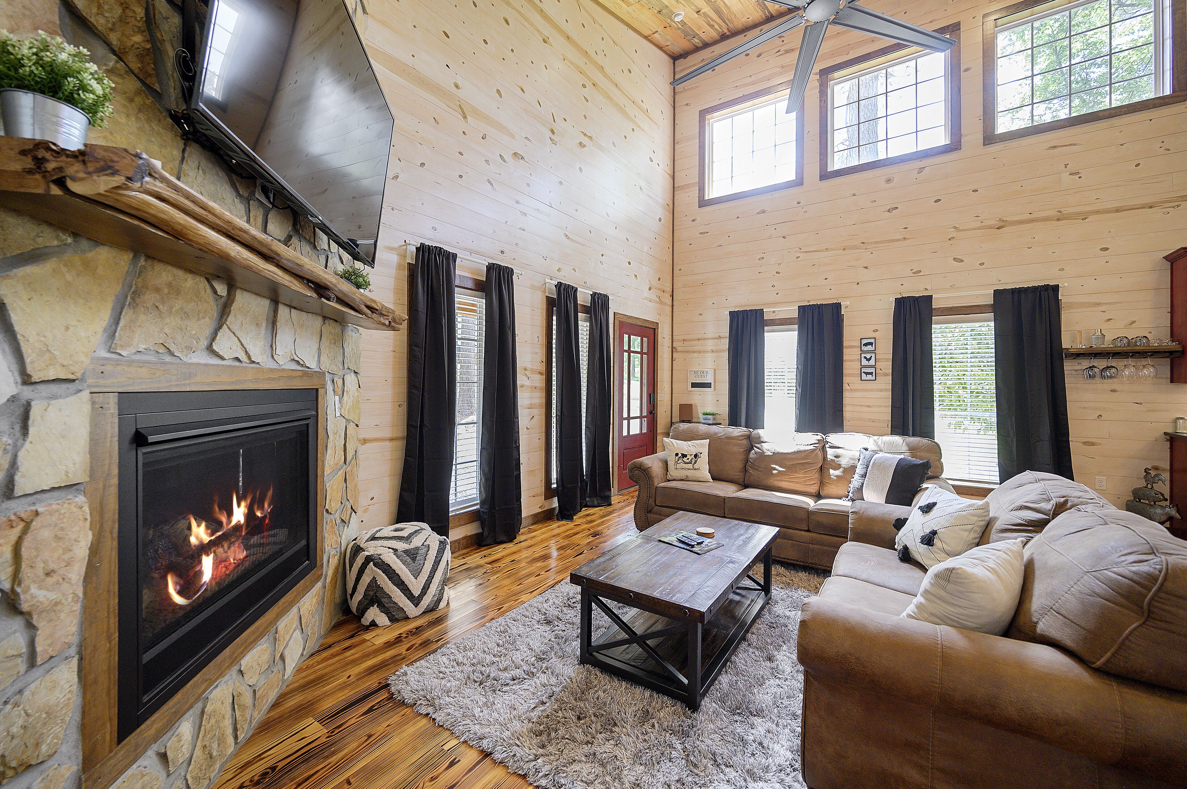 Fancy Farmhouse - 1-Bedroom w/ Hot Tub, Soaking Tub, Walk-In Shower, Grill