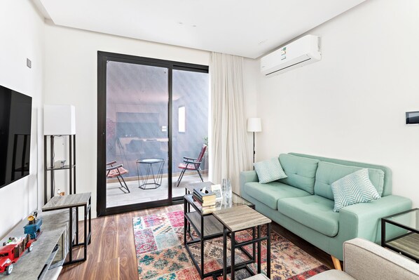 Apartment, 3 Schlafzimmer | Wohnbereich | 50-Zoll-LCD-Fernseher mit Digitalempfang, Fernseher
