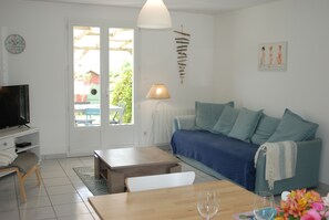 TV, books - Maison Individuelle Avec Jardin (Angles)