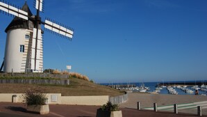 A windmill, a beach, and boats. - Maison Individuelle Avec Jardin (Angles)