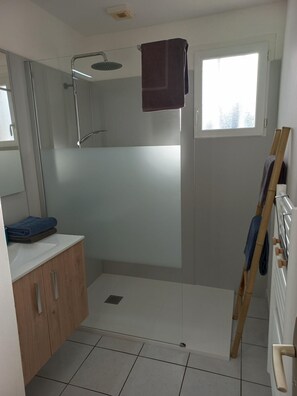 تجهيزات دش، مجففات شعر، مناشف، صابون