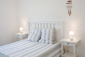 3 bedrooms, desk, iron/ironing board, free WiFi - Maison Individuelle Avec Jardin (Angles)