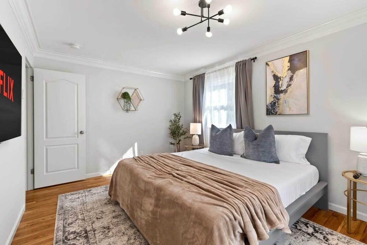 5 bedrooms, desk, iron/ironing board, travel cot