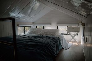1 bedroom, bed sheets