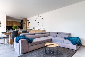 Fernseher, Kamin, Stereoanlage