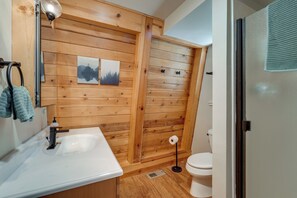 Kostenlose Toilettenartikel, Haartrockner, Handtücher