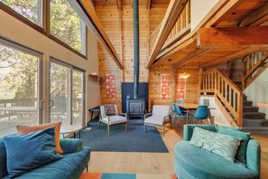 TV, fireplace - Charming Pinecrest Cabin w/ Private Deck (Pinecrest)