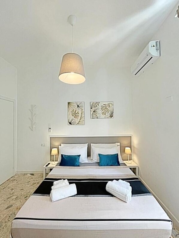 1 bedroom, desk, free WiFi, bed sheets - PIT STOP CIAMPINO STATION - Deluxe room shared bathroom (Ciampino)