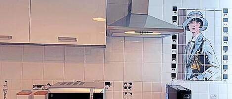 Jääkaappi, mikroaaltouuni, uuni, liesi