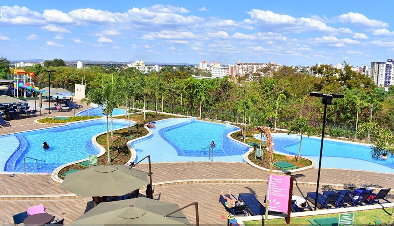 من حمّامات السباحة المغطاة، حمّام سباحة خارجي