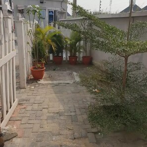 Property grounds - CHEERFUL 3 BR TERRACE Duplex . Free WiFi, Ac  , Fully Furnished (Lekki , Lagos)