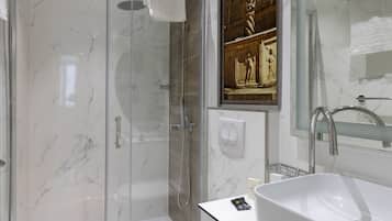 Deluxe Double or Twin Room | Bathroom