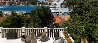 Apartments and rooms Naida