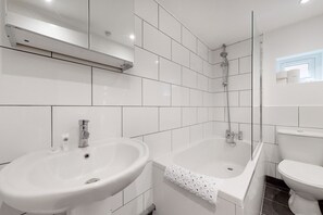 Ensemble douche/baignoire, sèche-cheveux, serviettes fournies, savon