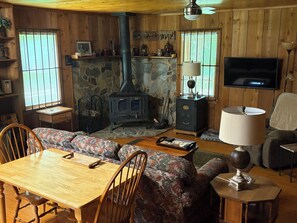 Smart TV - Cozy Cabin in the Woods, near Carolina Horse Park (Raeford)