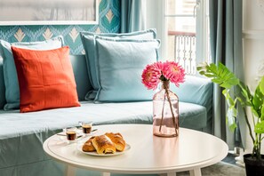 3 chambres, bureau, fer et planche à repasser, lit parapluie