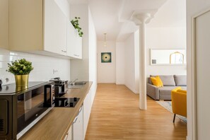 Kühlschrank, Mikrowelle, Herdplatte, Wasserkocher mit Kaffee-/Teezubehör