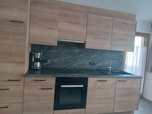 Kühlschrank, Mikrowelle, Herdplatte, Wasserkocher mit Kaffee-/Teezubehör