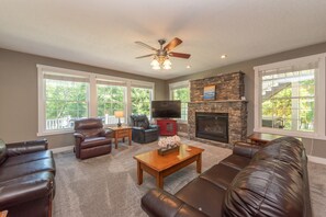 Smart TV, caminetto, tavolo da calcetto