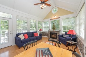 Smart TV, caminetto, tavolo da calcetto