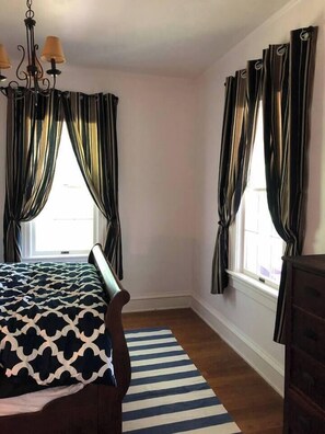 3 bedrooms, iron/ironing board, travel crib, WiFi - Historic District, Charming Cottage, Sleeps 10 (Mineral Point)