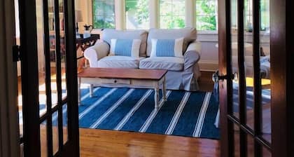 Historic District, Charming Cottage, Sleeps 10