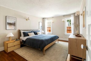 2 quartos, escrivaninha, ferros/tábuas de passar roupa, berço de viagem