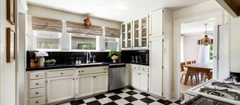 Charming Walk Street Home - A Venice Beach Hideaway