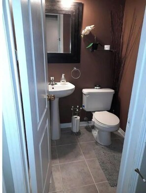 Douche, bidet, serviettes fournies, savon