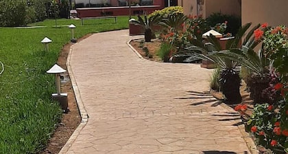 Beach and mountains, marina, water sports, golf, shops/restaurants