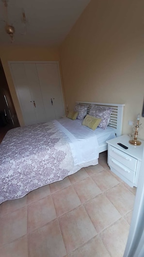 2 bedrooms, desk, iron/ironing board, bed sheets