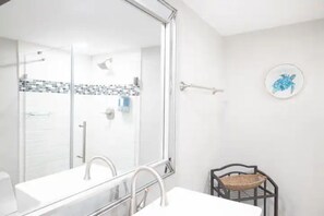 Dusche, Haartrockner, Handtücher, Seife
