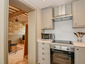 Fridge, electric kettle, toaster, cookware/dishes/utensils - The Hayloft at Warren House (Market Rasen)