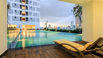Una piscina al aire libre