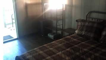 1 bedroom, bed sheets