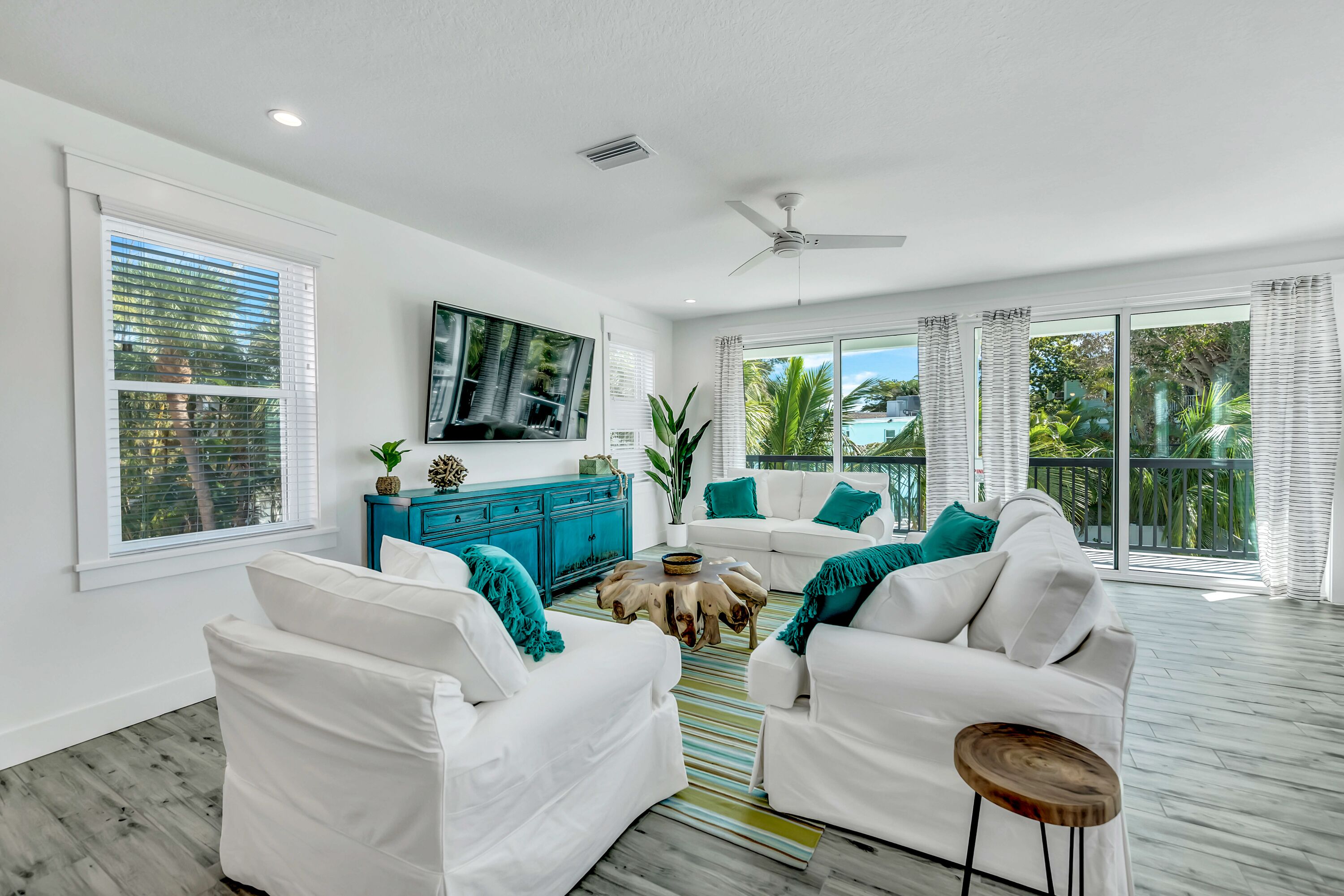 Brand New in Siesta Key Village, Heated Pool/spa, walk to the beach!