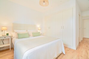 3 bedrooms, iron/ironing board, internet, bed sheets